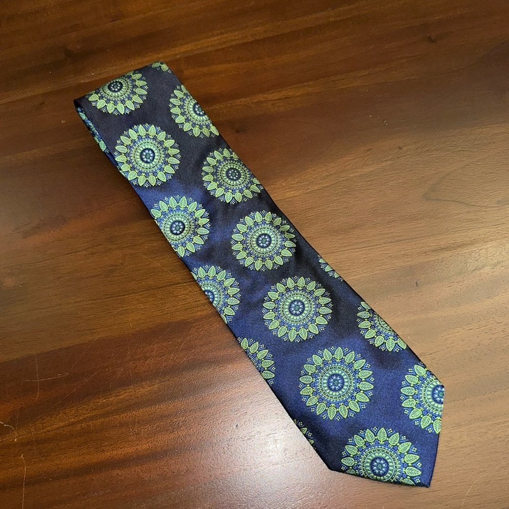 NWT Paul Smith
Silk Large Medallion Silk Tie